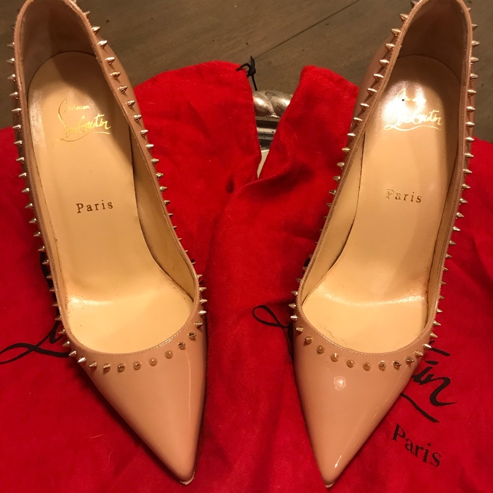 Nude Anjalina patent pumps
